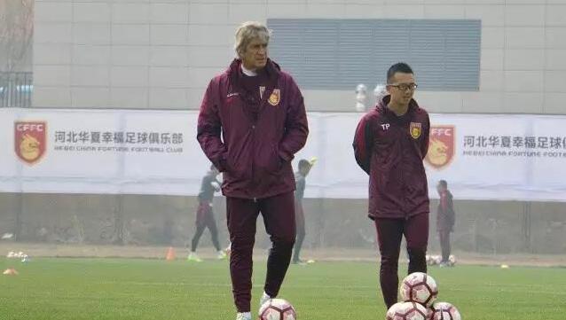 她们逆来顺受与强颜欢笑的外表常使买卖双方忽略了她们内丶的感受。